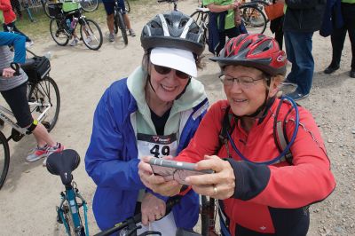 Tour de Crème
The Mattapoisett Land Trust in tandem with the Mattapoisett Bike Path Committee held its first Tour de Crème on Sunday, May 22. The fundraiser brought groups on three different courses – 13-, 25-, and 48-miles long – winding their way through area towns and making stops at various local ice cream parlors. Although rain was in the forecast all week, the over 150 participants lucked out with only partly cloudy skies. Photos by Colin Veitch
