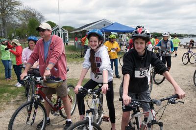 Tour de Crème
The Mattapoisett Land Trust in tandem with the Mattapoisett Bike Path Committee held its first Tour de Crème on Sunday, May 22. The fundraiser brought groups on three different courses – 13-, 25-, and 48-miles long – winding their way through area towns and making stops at various local ice cream parlors. Although rain was in the forecast all week, the over 150 participants lucked out with only partly cloudy skies. Photos by Colin Veitch
