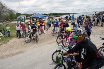 Tour de Crème
The Mattapoisett Land Trust in tandem with the Mattapoisett Bike Path Committee held its first Tour de Crème on Sunday, May 22. The fundraiser brought groups on three different courses – 13-, 25-, and 48-miles long – winding their way through area towns and making stops at various local ice cream parlors. Although rain was in the forecast all week, the over 150 participants lucked out with only partly cloudy skies. Photos by Colin Veitch
