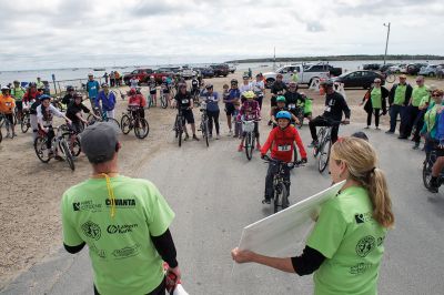 Tour de Crème
The Mattapoisett Land Trust in tandem with the Mattapoisett Bike Path Committee held its first Tour de Crème on Sunday, May 22. The fundraiser brought groups on three different courses – 13-, 25-, and 48-miles long – winding their way through area towns and making stops at various local ice cream parlors. Although rain was in the forecast all week, the over 150 participants lucked out with only partly cloudy skies. Photos by Colin Veitch
