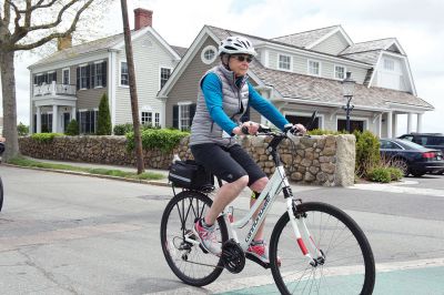 Tour de Crème
The Mattapoisett Land Trust in tandem with the Mattapoisett Bike Path Committee held its first Tour de Crème on Sunday, May 22. The fundraiser brought groups on three different courses – 13-, 25-, and 48-miles long – winding their way through area towns and making stops at various local ice cream parlors. Although rain was in the forecast all week, the over 150 participants lucked out with only partly cloudy skies. Photos by Colin Veitch
