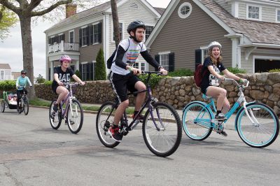 Tour de Crème
The Mattapoisett Land Trust in tandem with the Mattapoisett Bike Path Committee held its first Tour de Crème on Sunday, May 22. The fundraiser brought groups on three different courses – 13-, 25-, and 48-miles long – winding their way through area towns and making stops at various local ice cream parlors. Although rain was in the forecast all week, the over 150 participants lucked out with only partly cloudy skies. Photos by Colin Veitch
