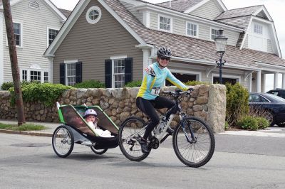 Tour de Crème
The Mattapoisett Land Trust in tandem with the Mattapoisett Bike Path Committee held its first Tour de Crème on Sunday, May 22. The fundraiser brought groups on three different courses – 13-, 25-, and 48-miles long – winding their way through area towns and making stops at various local ice cream parlors. Although rain was in the forecast all week, the over 150 participants lucked out with only partly cloudy skies. Photos by Colin Veitch
