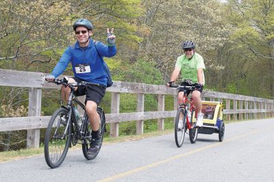 Tour de Crème
The Mattapoisett Land Trust in tandem with the Mattapoisett Bike Path Committee held its first Tour de Crème on Sunday, May 22. The fundraiser brought groups on three different courses – 13-, 25-, and 48-miles long – winding their way through area towns and making stops at various local ice cream parlors. Although rain was in the forecast all week, the over 150 participants lucked out with only partly cloudy skies. Photos by Colin Veitch
