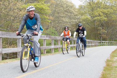 Tour de Crème
The Mattapoisett Land Trust in tandem with the Mattapoisett Bike Path Committee held its first Tour de Crème on Sunday, May 22. The fundraiser brought groups on three different courses – 13-, 25-, and 48-miles long – winding their way through area towns and making stops at various local ice cream parlors. Although rain was in the forecast all week, the over 150 participants lucked out with only partly cloudy skies. Photos by Colin Veitch
