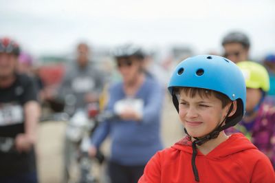 Tour de Crème
The Mattapoisett Land Trust in tandem with the Mattapoisett Bike Path Committee held its first Tour de Crème on Sunday, May 22. The fundraiser brought groups on three different courses – 13-, 25-, and 48-miles long – winding their way through area towns and making stops at various local ice cream parlors. Although rain was in the forecast all week, the over 150 participants lucked out with only partly cloudy skies. Photos by Colin Veitch
