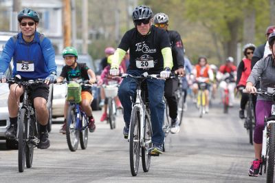 Tour de Crème
The Mattapoisett Land Trust in tandem with the Mattapoisett Bike Path Committee held its first Tour de Crème on Sunday, May 22. The fundraiser brought groups on three different courses – 13-, 25-, and 48-miles long – winding their way through area towns and making stops at various local ice cream parlors. Although rain was in the forecast all week, the over 150 participants lucked out with only partly cloudy skies. Photos by Colin Veitch
