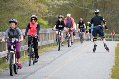 Tour de Crème
The Mattapoisett Land Trust in tandem with the Mattapoisett Bike Path Committee held its first Tour de Crème on Sunday, May 22. The fundraiser brought groups on three different courses – 13-, 25-, and 48-miles long – winding their way through area towns and making stops at various local ice cream parlors. Although rain was in the forecast all week, the over 150 participants lucked out with only partly cloudy skies. Photos by Colin Veitch
