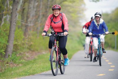 Tour de Crème
The Mattapoisett Land Trust in tandem with the Mattapoisett Bike Path Committee held its first Tour de Crème on Sunday, May 22. The fundraiser brought groups on three different courses – 13-, 25-, and 48-miles long – winding their way through area towns and making stops at various local ice cream parlors. Although rain was in the forecast all week, the over 150 participants lucked out with only partly cloudy skies. Photos by Colin Veitch
