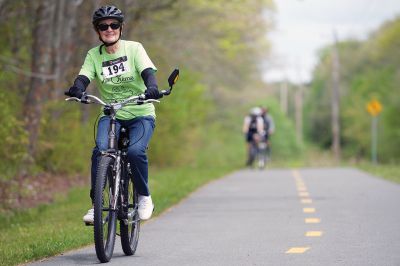 Tour de Crème
The Mattapoisett Land Trust in tandem with the Mattapoisett Bike Path Committee held its first Tour de Crème on Sunday, May 22. The fundraiser brought groups on three different courses – 13-, 25-, and 48-miles long – winding their way through area towns and making stops at various local ice cream parlors. Although rain was in the forecast all week, the over 150 participants lucked out with only partly cloudy skies. Photos by Colin Veitch
