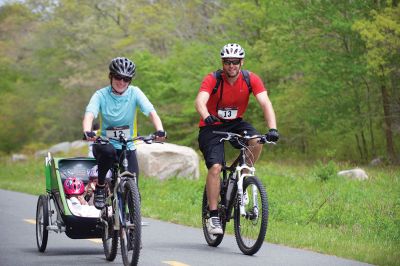 Tour de Crème
The Mattapoisett Land Trust in tandem with the Mattapoisett Bike Path Committee held its first Tour de Crème on Sunday, May 22. The fundraiser brought groups on three different courses – 13-, 25-, and 48-miles long – winding their way through area towns and making stops at various local ice cream parlors. Although rain was in the forecast all week, the over 150 participants lucked out with only partly cloudy skies. Photos by Colin Veitch
