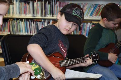 Learning the Ukulele
Lillie Farrell of Rochester gave a beginner’s ukulele class at the Plumb Library on March 3. Farrell, who has won contests for her ukulele playing, taught basic chords to the kids and then helped them put the chords together to play “I’m Yours” by Jason Mraz. Photos by Jean Perry
