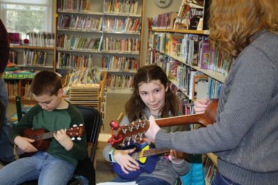 Learning the Ukulele
Lillie Farrell of Rochester gave a beginner’s ukulele class at the Plumb Library on March 3. Farrell, who has won contests for her ukulele playing, taught basic chords to the kids and then helped them put the chords together to play “I’m Yours” by Jason Mraz. Photos by Jean Perry
