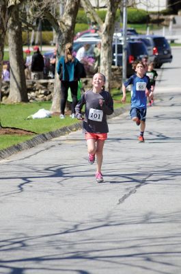 Sippican Schooner 5k and Mini Fun Run 
 Sunday, May 4 was a perfect day for a fun run through Marion, and about 200 people turned out to participate in VASE’s second annual Sippican Schooner 5k and Mini Fun Run to raise money for educational programs at Sippican Elementary School. VASE member Diana Martin organized the event, with the support of about 12 volunteers who assisted that morning in making sure the two races went off without a hitch. Photo by Felix Perez
