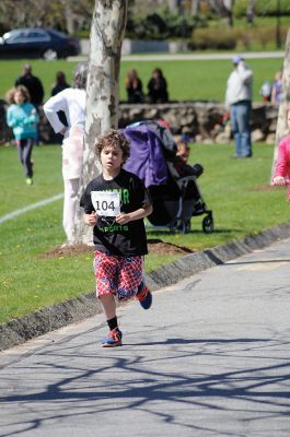Sippican Schooner 5k and Mini Fun Run 
 Sunday, May 4 was a perfect day for a fun run through Marion, and about 200 people turned out to participate in VASE’s second annual Sippican Schooner 5k and Mini Fun Run to raise money for educational programs at Sippican Elementary School. VASE member Diana Martin organized the event, with the support of about 12 volunteers who assisted that morning in making sure the two races went off without a hitch. Photo by Felix Perez
