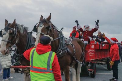 Marion’s Christmas Stroll
Santa and Mrs. Claus arrived by boat for Marion’s annual Christmas Stroll held on December 11. Photos by Robert Price
