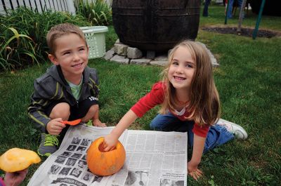 Mattapoisett Historical Society’s Fall Festival
Kids of all ages gathered at the Mattapoisett Historical Society’s Fall Festival on Saturday to experience what life and work were like for generations past. For more on the fun and food, see page 13. Photos by Marilou Newell and Felix Perez. 
