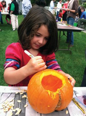 Mattapoisett Historical Society’s Fall Festival
Kids of all ages gathered at the Mattapoisett Historical Society’s Fall Festival on Saturday to experience what life and work were like for generations past. For more on the fun and food, see page 13. Photos by Marilou Newell and Felix Perez. 
