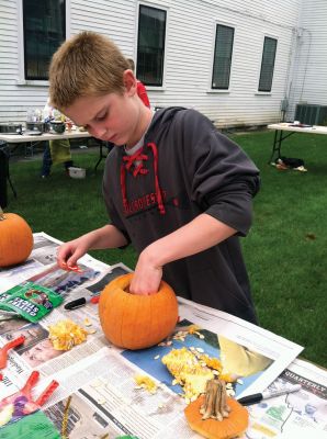 Mattapoisett Historical Society’s Fall Festival
Kids of all ages gathered at the Mattapoisett Historical Society’s Fall Festival on Saturday to experience what life and work were like for generations past. For more on the fun and food, see page 13. Photos by Marilou Newell and Felix Perez. 
