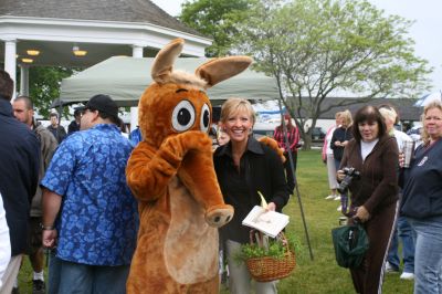 I Found the Aardvark!
Mattapoisett residents turned out for FOX 25 Morning News' live broadcast from Shipyard Park on Friday, June 6, 2008 and took time to pose with The Wanderer's aardvark.
