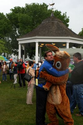 I Found the Aardvark!
Mattapoisett residents turned out for FOX 25 Morning News' live broadcast from Shipyard Park on Friday, June 6, 2008 and took time to pose with The Wanderer's aardvark.
