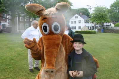 I Found the Aardvark!
Mattapoisett residents turned out for FOX 25 Morning News' live broadcast from Shipyard Park on Friday, June 6, 2008 and took time to pose with The Wanderer's aardvark.
