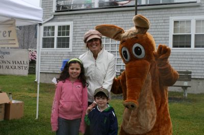 I Found the Aardvark!
Mattapoisett residents turned out for FOX 25 Morning News' live broadcast from Shipyard Park on Friday, June 6, 2008 and took time to pose with The Wanderer's aardvark.
