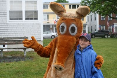 I Found the Aardvark!
Mattapoisett residents turned out for FOX 25 Morning News' live broadcast from Shipyard Park on Friday, June 6, 2008 and took time to pose with The Wanderer's aardvark.
