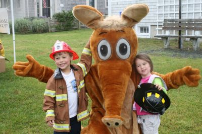 I Found the Aardvark!
Mattapoisett residents turned out for FOX 25 Morning News' live broadcast from Shipyard Park on Friday, June 6, 2008 and took time to pose with The Wanderer's aardvark.
