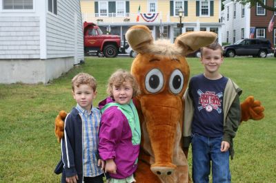 I Found the Aardvark!
Mattapoisett residents turned out for FOX 25 Morning News' live broadcast from Shipyard Park on Friday, June 6, 2008 and took time to pose with The Wanderer's aardvark.
