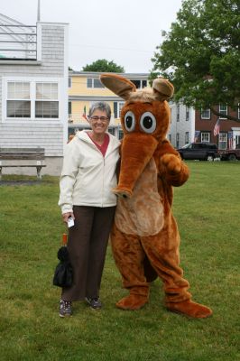 I Found the Aardvark!
Mattapoisett residents turned out for FOX 25 Morning News' live broadcast from Shipyard Park on Friday, June 6, 2008 and took time to pose with The Wanderer's aardvark.
