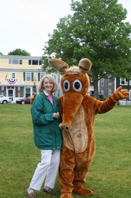 I Found the Aardvark!
Mattapoisett residents turned out for FOX 25 Morning News' live broadcast from Shipyard Park on Friday, June 6, 2008 and took time to pose with The Wanderer's aardvark.
