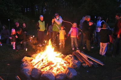 Cozy Campfire
The Mattapoisett Land Trust sponsored a bonfire at the Dunseith Gardens Seahorse property on Saturday, October 18, which included toasting marshmallows and entertainment provided by Luana Josvold. (Photo by Robert Chiarito).
