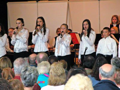 Veterans Day 2006
Members of the Mattapoisett-based Showstoppers singing musical group perform a patriotic number during the 2006 Veterans Day Ceremony held at Old Hammondtown School. (Photo by Robert Chiarito).
