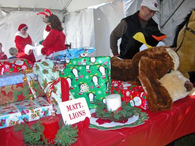 Mattapoisett Holiday Village Stroll 2006
The Mattapoisett Lions Club collected wrapped toys and gifts for needy children during Mattapoisett's first annual Holiday Village Stroll on Saturday, December 2 in Shipyard Park. (Photo by Robert Chiarito).
