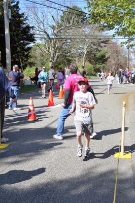 Mother's Day Road Race
The second annual Tiara Classic 5K Mother's Day Road Race stepped off from Oxford Creamery on Route 6 in Mattapoisett on Sunday, May 11, 2008. (Photo by Robert Chiarito).
