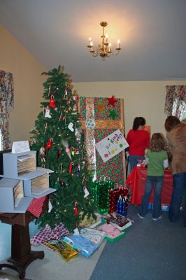 Congregational Christmas
A "Birthday Party for Jesus" Christmas Fair was held at the First Congregational Church of Rochester on Saturday, November 10. (Photo by Robert Chiarito).
