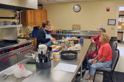 Cooking Class
Rochester's own Pampered Chef Linda Medeiros recently returned to the Rochester Senior Center for another unique presentation. In preparation for Thanksgiving, Ms. Medeiros showed some clever ways to reuse all those turkey dinner leftovers. (Photo by Robert Chiarito).
