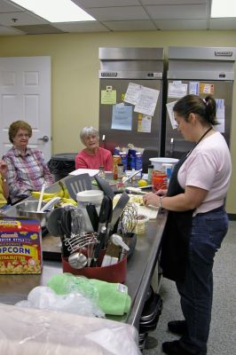 Cooking Class
Linda Medeiros of Rochester offered a cooking class to participants at the Rochester Senior Center on Monday, November 13. Among the recipes she offered: a "Sweet Sausage and Peppers Penne" entree and "Super-Quick Garlic Bread." (Photo by Kenneth J. Souza).
