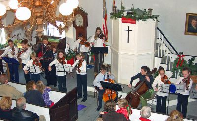Sounds of the Season
Sounds of holiday music filled the air last weekend at the Mattapoisett Historical Museum and Carriage House where violinist and music teacher Jean West and a strings ensemble played to the public. The performance was part of the Historical Museums Annual Holiday Open House and the afternoon also featured stories of Christmas recited by museum curator Bette Roberts. (Photos by and courtesy of Laura McLean).
