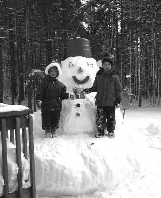 031005-2
Megan and Justin Shay of Rochester recently shared a copy of The Wanderer with Rochesters newest  and biggest  resident. (Photo by and courtesy of Justin Shay). 3/10/05 edition
