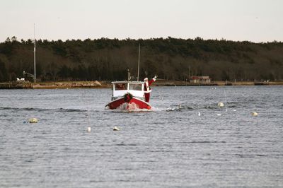Marion Holiday Stroll 
Here Comes Santa Claus! – Santa made his big entrance to the Marion Holiday Stroll on Sunday, December 8, from across Sippican Harbor on his ‘water sleigh’ to the crowd that awaited him at the Town Wharf. The holiday stroll is the perfect way to get into the holiday spirit and capture a bit of that Christmas magic. Photo by Jean Perry
