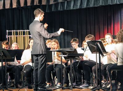 ORR Junior High School Holiday Concert
ORR Junior High School hosted another holiday concert to a packed auditorium on December 19. The audience enjoyed seasonal selections performed by the Jazz Band, 7th-grade Band, 8th-grade Band, and the Chorus. Photos by E.O. Bednarczyk
