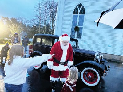 Rochester Tree Lighting
Santa was in Rochester last weekend! Both Santa and the Grinch were present, along with residents of the Tri-Town to take part in Rochester’s tree lighting on November 30. The rain was heavy but the hearts light. Photo by Michael J. DeCicco
