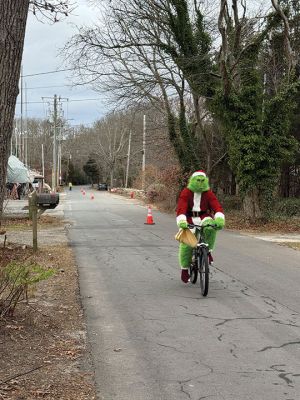 Mattapoisett Santa Stampede
The Mattapoisett Santa Stampede took place on Saturday, December 6 with over 300 Santas taking place. The 5K began at Shipyard Park and cut down Ned’s Point Road to the point, around the lighthouse and back. The Grinch led the pack on his bike, and residents stood by to cheer on all the runners. Photos by Sam Bishop and Mick Colageo
