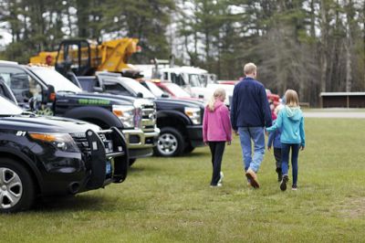 Kids Equipment Fun Day
Saturday, May 7, was the date for the annual Kids Equipment Fun Day at Washburn Park in Marion, sponsored by Marion Recreation. The kids climbed aboard ambulances, fire trucks, police cruisers, and even the harbormaster’s boat. This year, Recreation Director and Selectman Jody Dickerson served up free hotdogs during the popular event that seemed to draw a bigger crowd this year than the previous years. Photos by Ethan Akins
