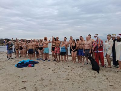 Helping Hands and Hooves Christmas Day Swim
Forty-five hearty souls turned out for the Helping Hands and Hooves Christmas Day Swim and raised about $1,500. It was cold but it was great to have so many families come out to celebrate together and raise money for Helping Hands and Hooves. Photos courtesy Debbi Dyson
