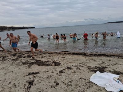 Helping Hands and Hooves Christmas Day Swim
Forty-five hearty souls turned out for the Helping Hands and Hooves Christmas Day Swim and raised about $1,500. It was cold but it was great to have so many families come out to celebrate together and raise money for Helping Hands and Hooves. Photos courtesy Debbi Dyson

