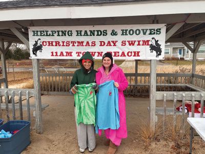 Helping Hands and Hooves Christmas Day Swim
Forty-five hearty souls turned out for the Helping Hands and Hooves Christmas Day Swim and raised about $1,500. It was cold but it was great to have so many families come out to celebrate together and raise money for Helping Hands and Hooves. Photos courtesy Debbi Dyson
