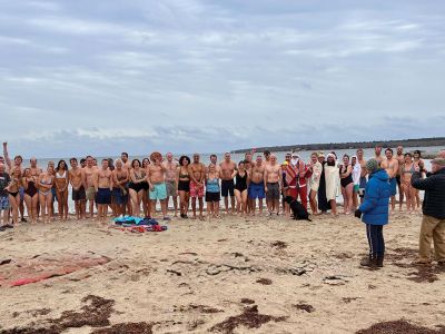 Helping Hands and Hooves Christmas Day Swim
Forty-five hearty souls turned out for the Helping Hands and Hooves Christmas Day Swim and raised about $1,500. It was cold but it was great to have so many families come out to celebrate together and raise money for Helping Hands and Hooves. Photos courtesy Debbi Dyson

